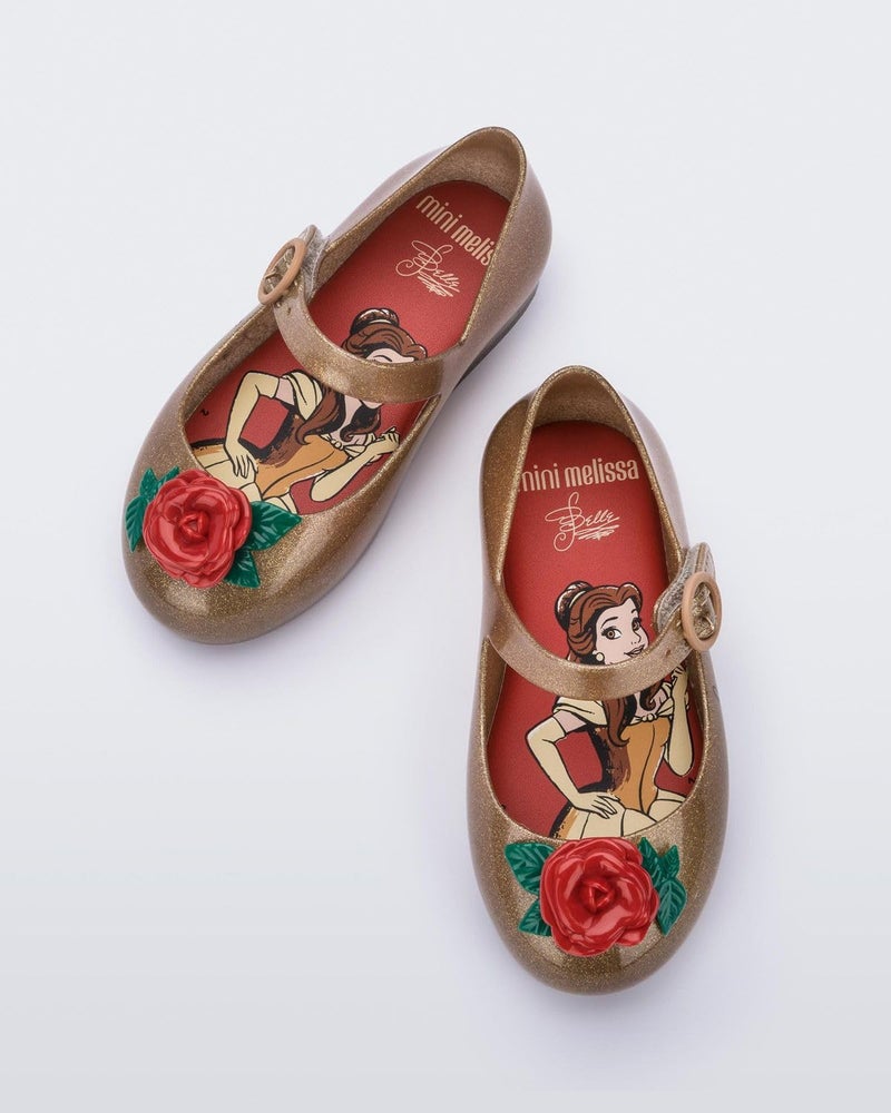 Mini Melissa حذاء ميني ميليسا للبنات - حب حلو + حذاء ماري جين جلي للأطفال الصغار من ديزني - أحذية جلي للبنات الصغيرات مع حزام قابل للتعديل وإبزيم جانبي، ذهبي/الجميلة والوحش، 12 - Image 5